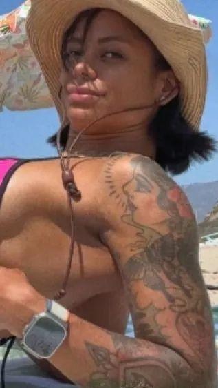 Apró kis bikiniben huncutkodik ágaskodó rózsabimbókkal a dominikai bombázó – galéria