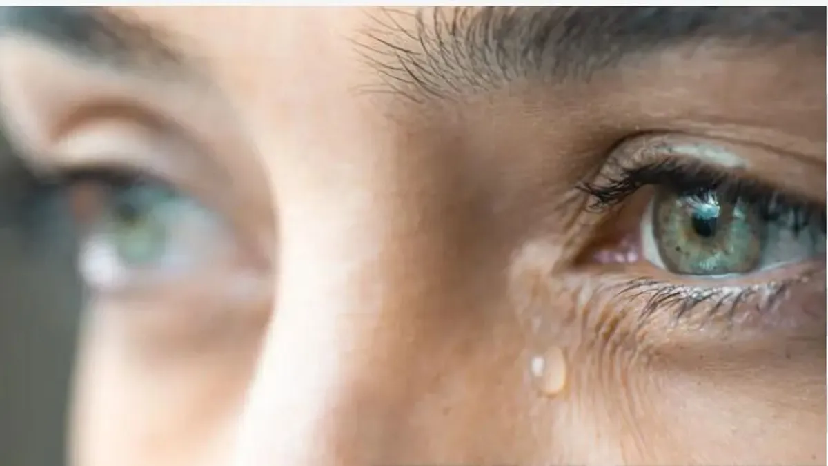 Sírva keres milliókat: vagyonokért árulja a könnyeit egy nő