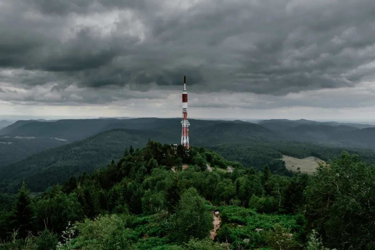 Szürke, csapadékos időjárás uralja a hétvége első napjait.