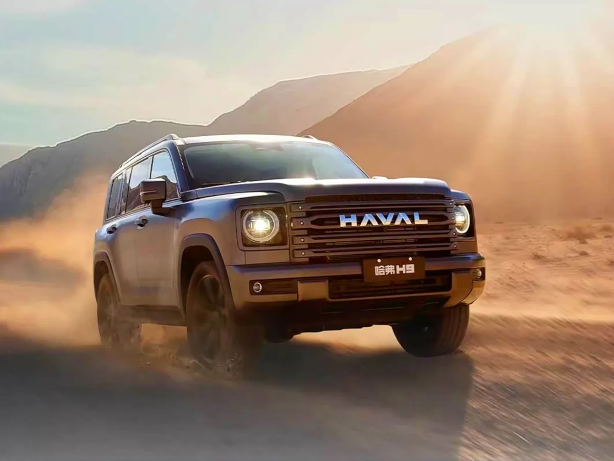 Az extra üzemanyagtankkal szerelt Haval H9 Cross-Country Edition halad terepen.