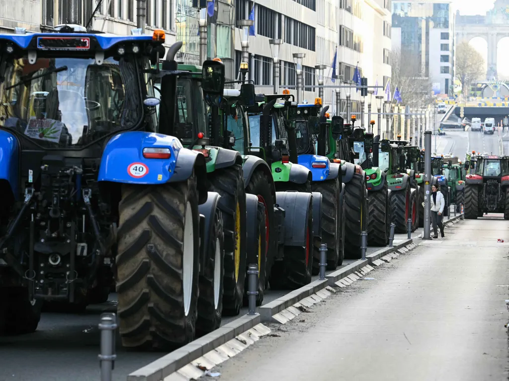 Gazdatüntetés Brüsszelben, GazdatüntetésBrüsszelben, Gazdatüntetés, Brüsszel, mezőgazdaság,
Tractors parked in line near the European Parliament district, during a farmers' protest to denounce the reforms of the Common Agricultural Policy (CAP) and tra
