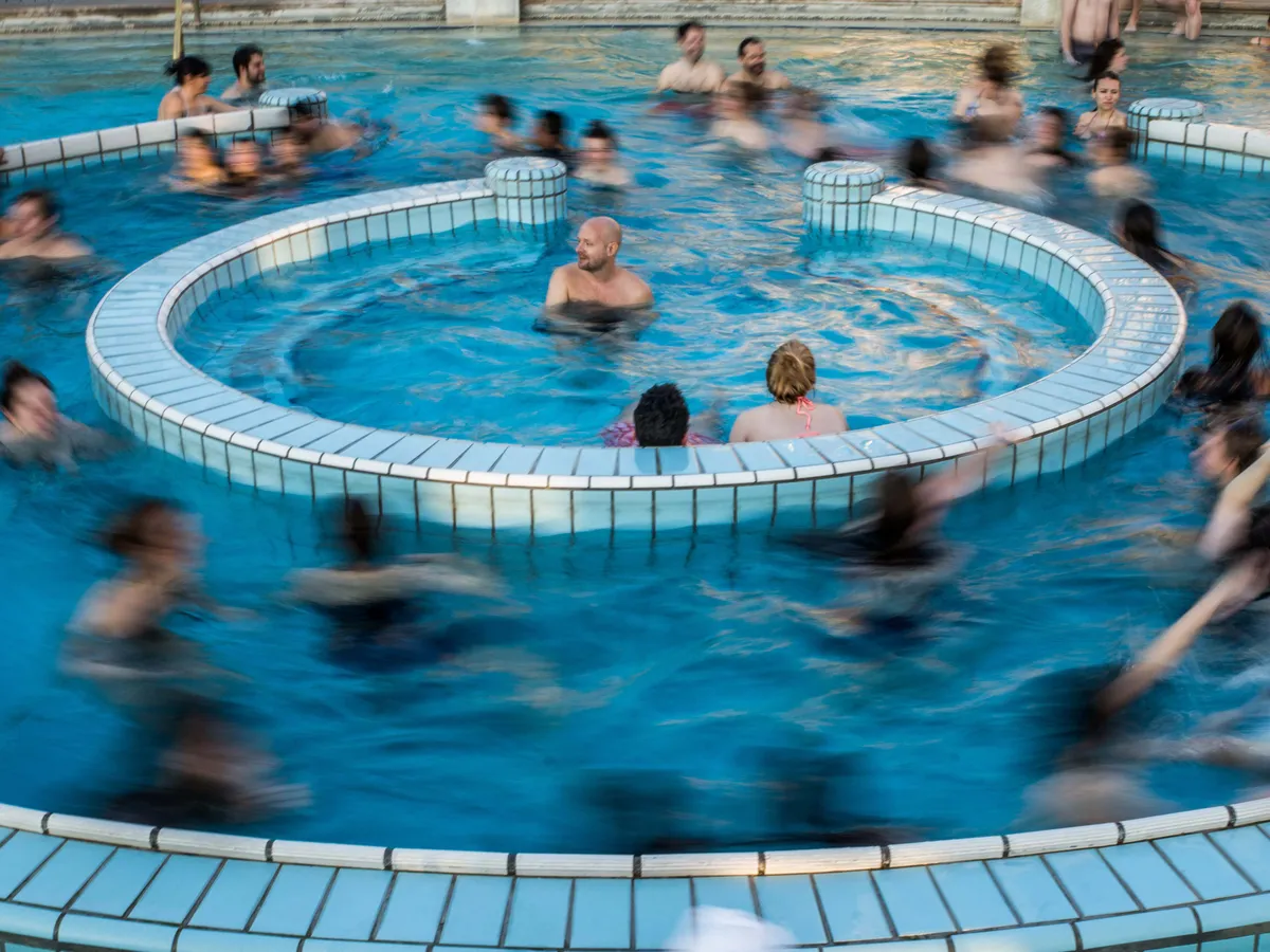 Tragédia a termálfürdőben: egy férfi életét vesztette Kiskunhalason (illusztráció)