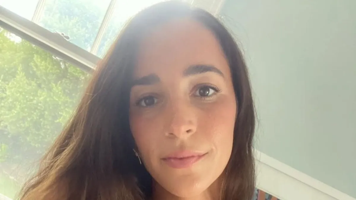 Kacérkodva hívogatnak az olimpiai bajnok tornásznő formás mellei – fotók