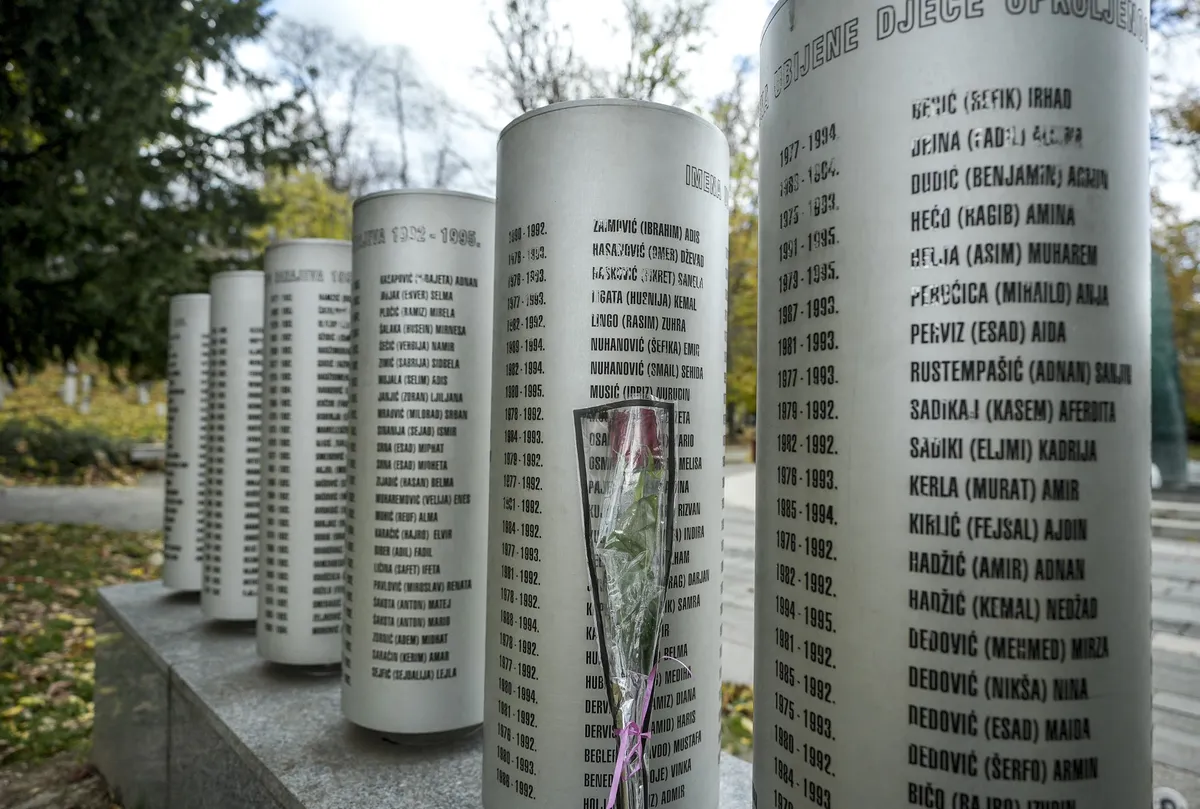A Szarajevóban álló emlékműnél a háború során mesterlövész-tűzben megölt gyerekek nevei emlékeztetnek Bosznia feldolgozatlan veszteségeire és az igazság iránti máig élő követelésre