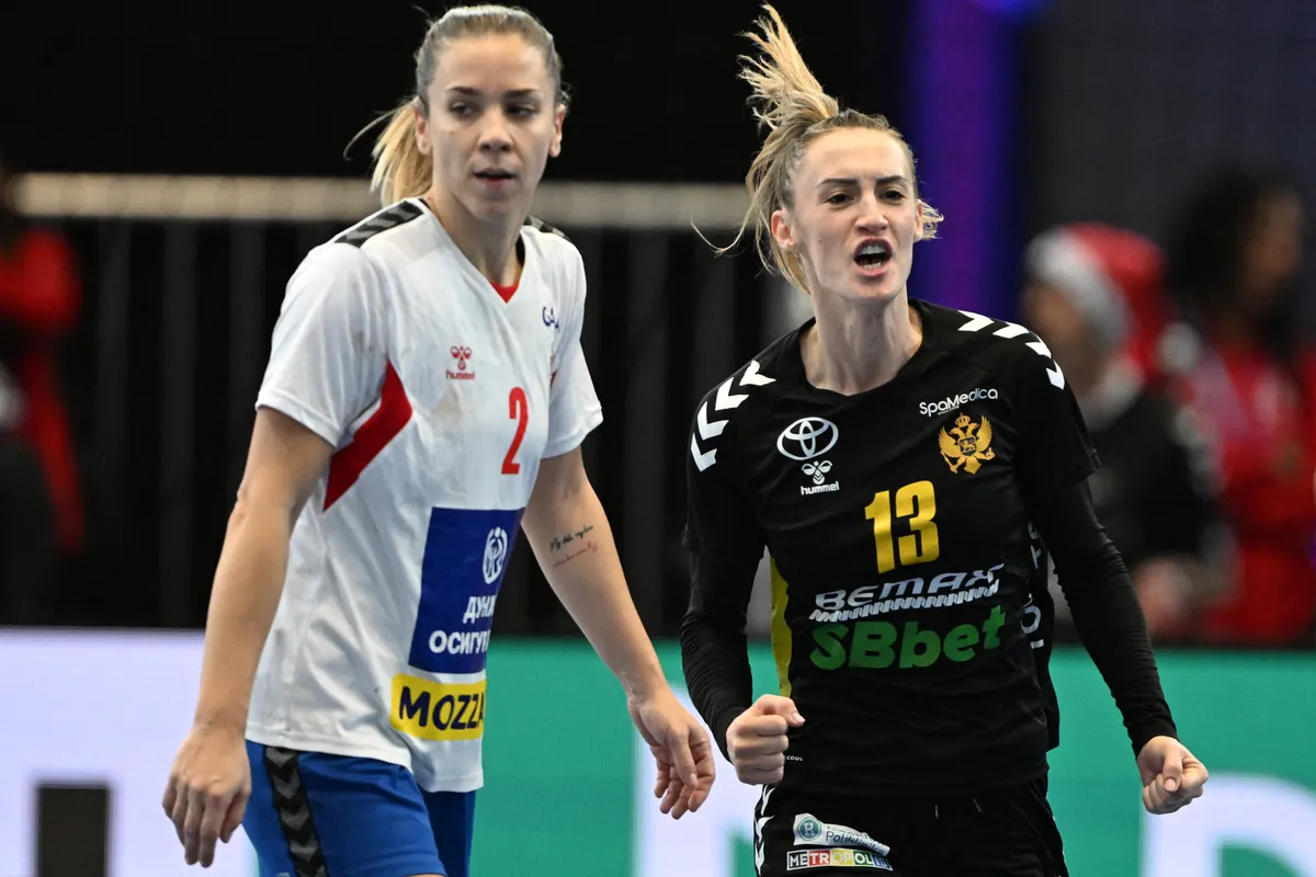 06 December 2025, North Rhine-Westphalia, Dortmund: Handball, Women: World Championship, Montenegro - Serbia, Main Round, Group 2, Matchday 3, Dijana Trivic (r, Montenegro) celebrates a goal. Photo: Federico Gambarini/dpa (Photo by FEDERICO GAMBARINI / dpa Picture-Alliance via AFP)