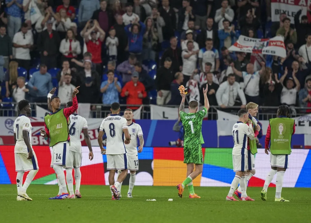 GELSENKIRCHEN, GERMANY - JUNE 16: Players of England greet the fans after the 2024 European Football Championship (EURO 2024) Group C football match between Serbia and England at Arena AufSchalkein in Gelsenkirchen, Germany on June 16, 2024. Emin Sansar / Anadolu (Photo by Emin Sansar / Anadolu via AFP)