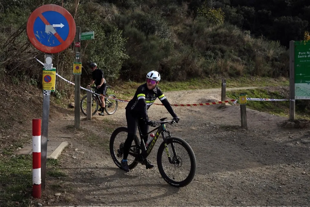 The entrance of the Collserola natural park, near Barcelona, is seen closed with police tape after two wild boars infected with African Swine Fever (ASF) were found dead in the park, on November 29, 2025. Spain was scrambling today to limit the economic impact from an outbreak of African swine fever, a day after announcing its first cases in three decades in the Catalonia region. The regional authorities in Catalonia have set up two perimeters around the affected area and limited outdoor activities. (Photo by Manaure QUINTERO / AFP), sertéspestis
