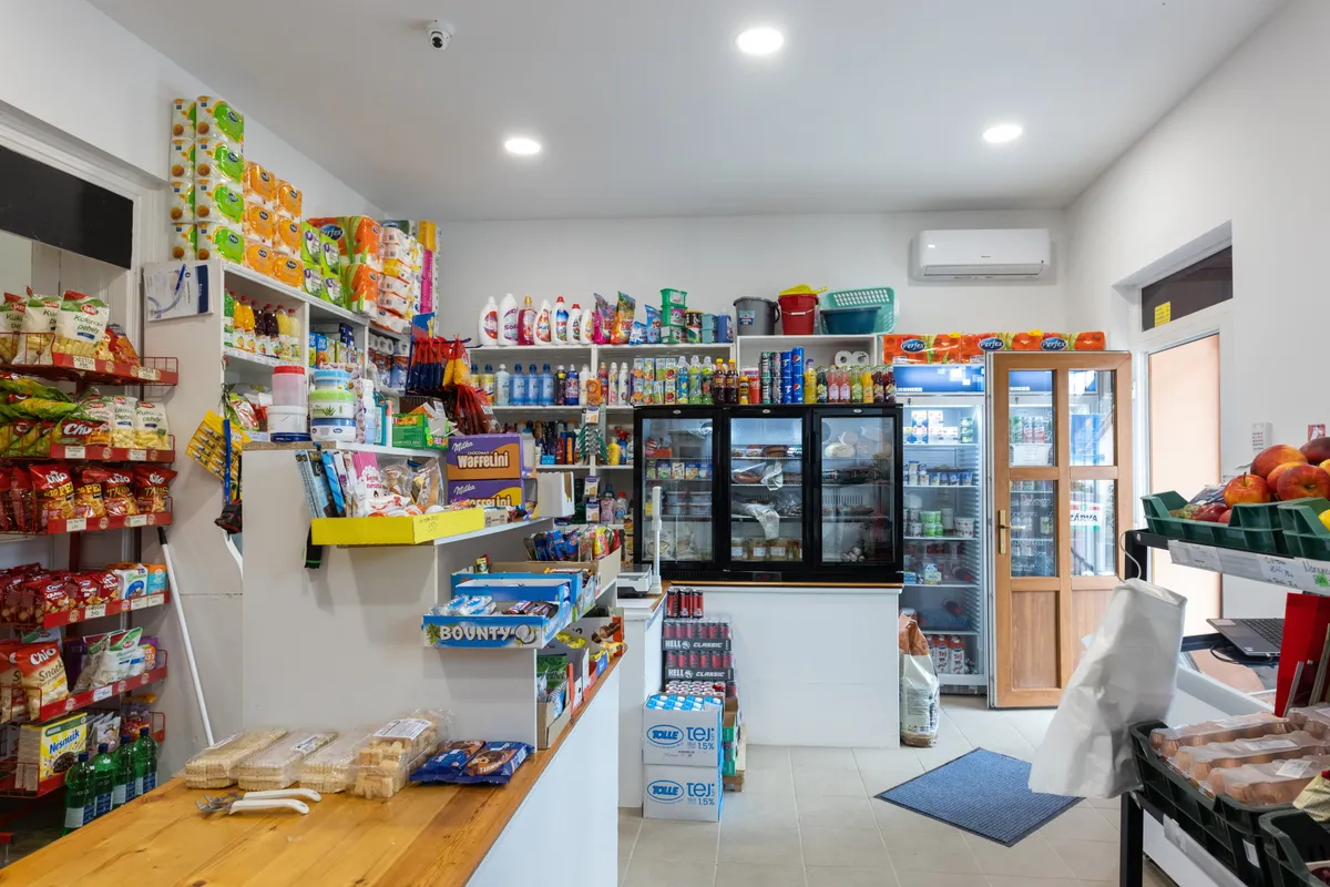 Ivánbattyán, 2023. május 4.A Magyar falu program keretében elkészült kisbolt átadása napján Ivánbattyánban 2023. május 4-én. A falusi kisboltok infrastrukturális fejlesztésére ötvenmilliárd, működtetési támogatásukra további nyolcmilliárd forintot biztosított a kormány a Magyar falu programban. árrésstop, MTI/Ruprech Judit