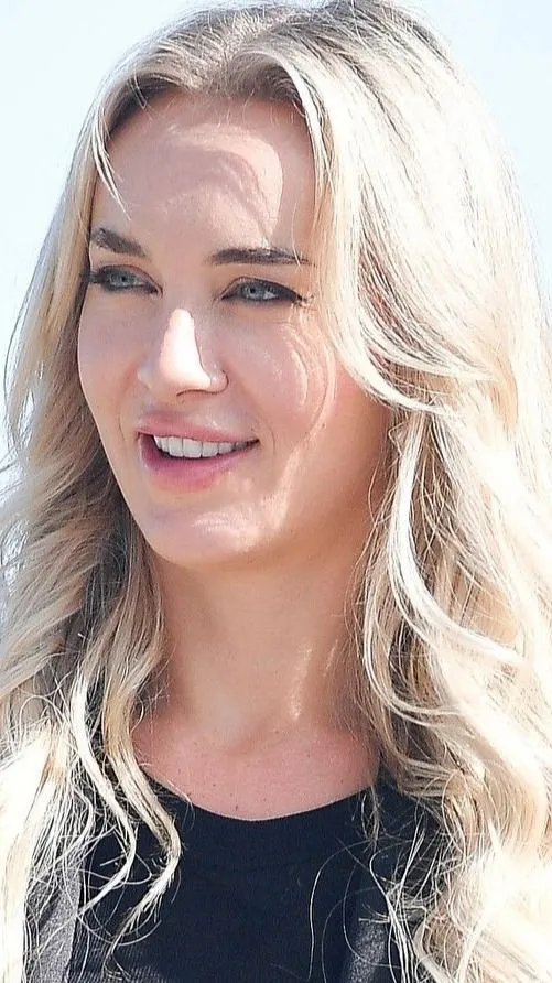 Karcsú derék, dús keblek, telt ajkak – ő Yara Zaya, az ukrán televíziós és médiasztár – galéria