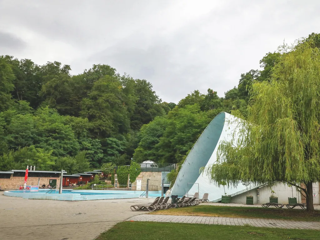 Miskolci barlangfürdő, Miskolcibarlangfürdő, Miskolc, Miskolctapolca, 
 20250709 Miskolc
A Miskolci Barlangfürdő kagylómedencéje és kupolája.
Fotó: Mogyorósi Zsolt Pipó MZSP
Észak-Magyarország