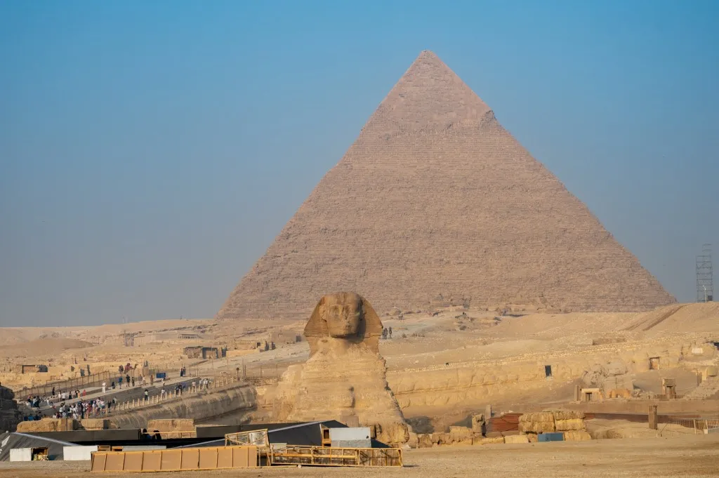 A friss radarfelvételek szerint hatalmas aknák és földalatti csarnokok húzódhatnak a piramisok alatt, amelyek újabb kérdéseket vetnek fel a gízai rejtélyekkel kapcsolatban.