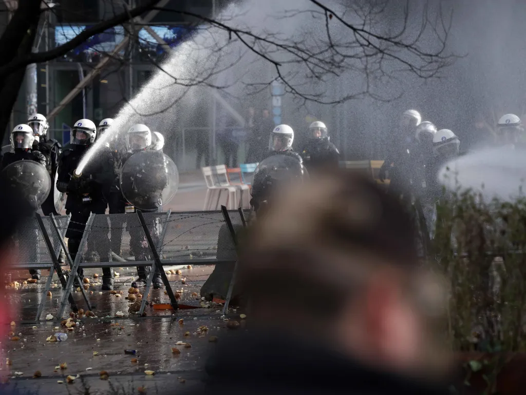 Gazdatüntetés Brüsszelben, GazdatüntetésBrüsszelben, Gazdatüntetés, Brüsszel, mezőgazdaság,
Brüsszel, 2025. december 18.
Vízágyúval oszlatja a rendőrség az uniós agrárpolitikai terveket ellenző gazdatüntetést az Európai Parlament épületénél Brüsszelben