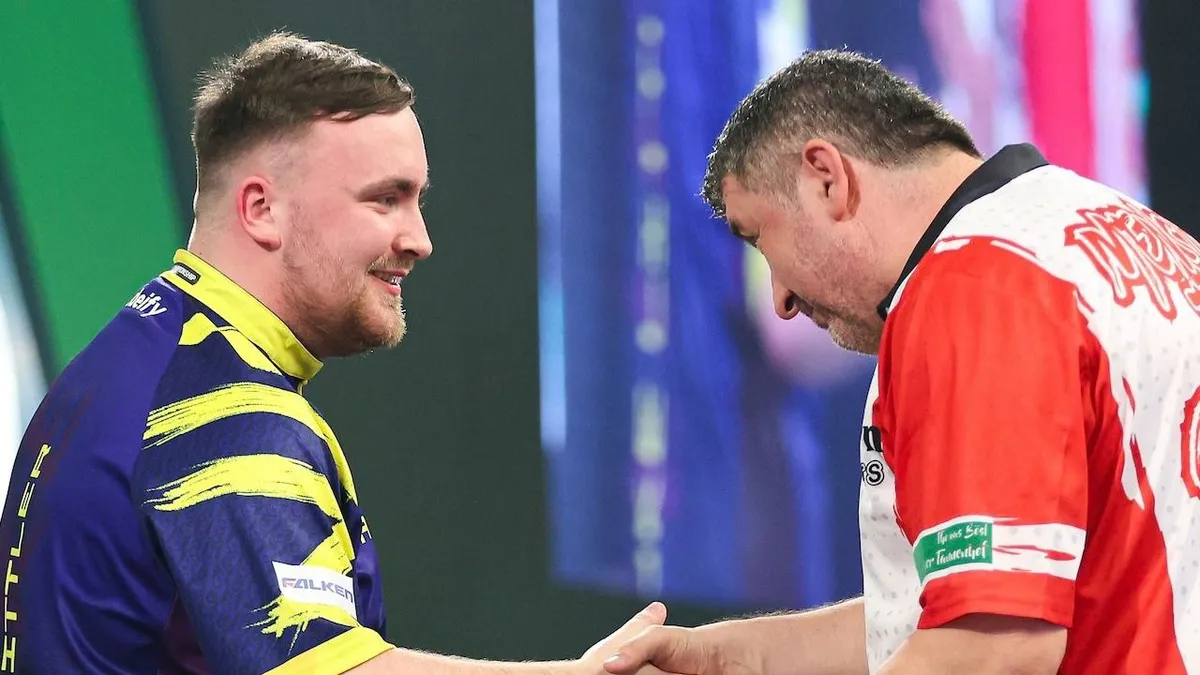 Nem akármilyen lépést tett a vb-címvédés felé a 18 éves angol csillag – videó