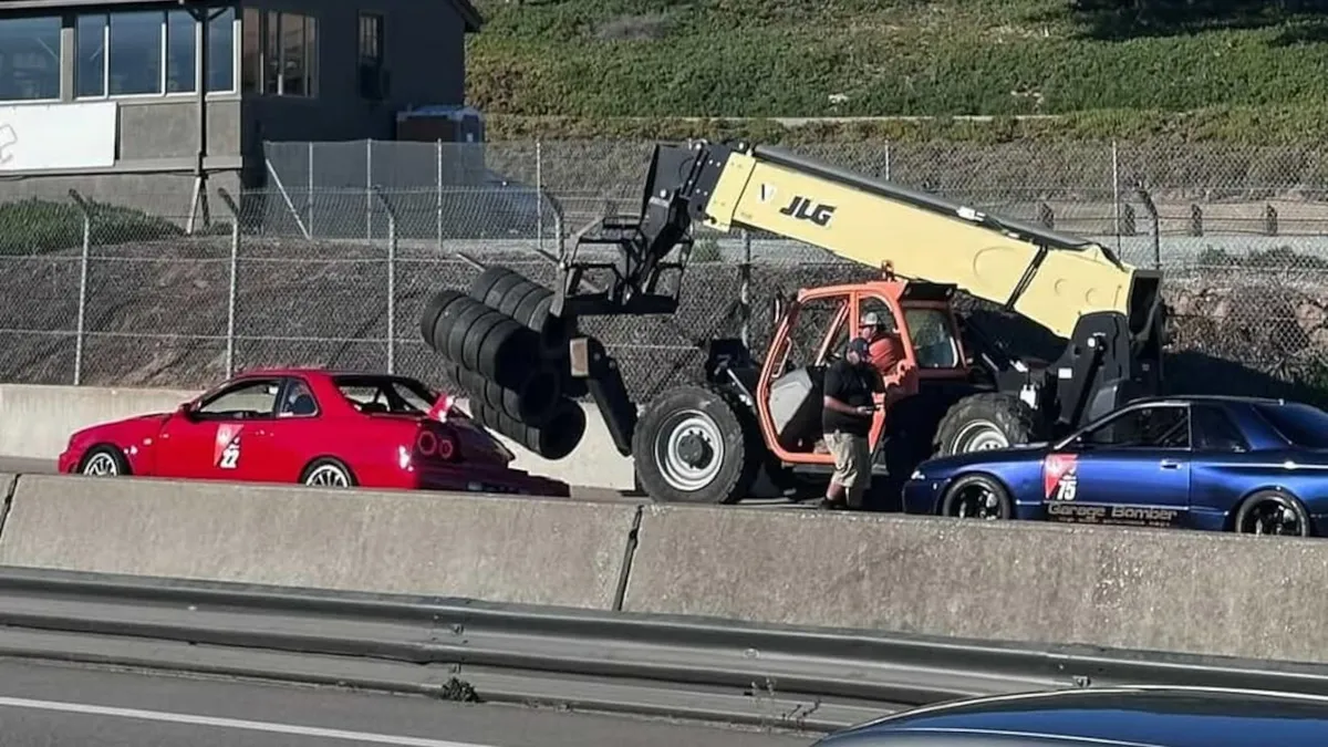 A homlokrakodó és a Nissan GT-R-ek ütközése utáni pillanat.