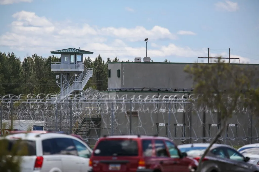 The Lee Correctional Institution, in Bishopville, South Carolina, remains on lockdown on April 16, 2018, after an overnight riot killed seven while also injuring seventeen other inmates. (Photo by Logan Cyrus / AFP), börtön