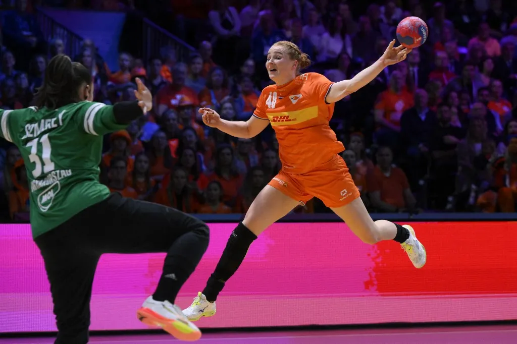 Győri játékosok szemtől szemben. Dione Housheer lövését Szemerey Zsófia próbálja hárítani a holland-magyar negyeddöntőn a női kézilabda-vb-n. 