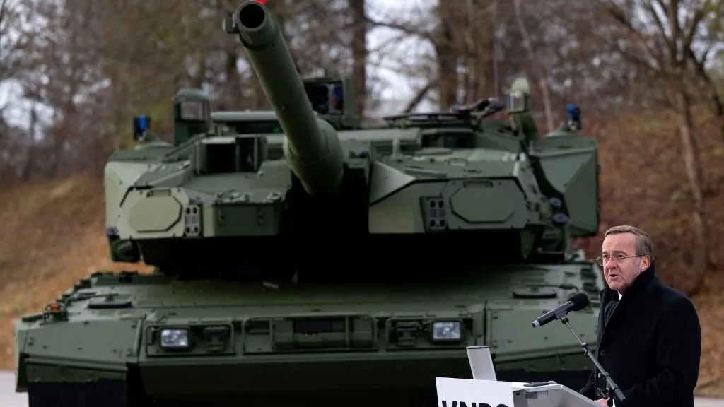 Németország bemutatta új „szuperfegyverét”, a Leopard 2A8 harckocsit
