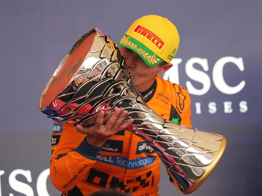 Lando Norris, LandoNorris, Sao Paulo, 2025. november 9.
A futamgyőztes Lando Norris, a McLaren brit versenyzője ünnepel a Forma-1-es autós gyorsasági világbajnokság Brazil Nagydíjának eredményhirdetésén a Sao Pauló-i Interlagos pályán 2025. november 9-én.