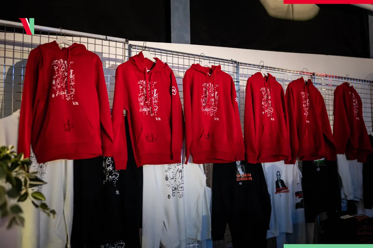 Orbán Viktor: A pulcsikból befolyt összeg most is a kárpátaljai gyermekeket segítő KEGYES Alapítványnak megy, a “Jónak lenni jó!” kampány keretében.