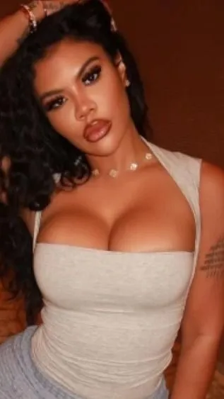 A teltkarcsú modell testének görbületei olyanok, mint egy vizuális hullámvasút – mutatjuk a dögös képeket