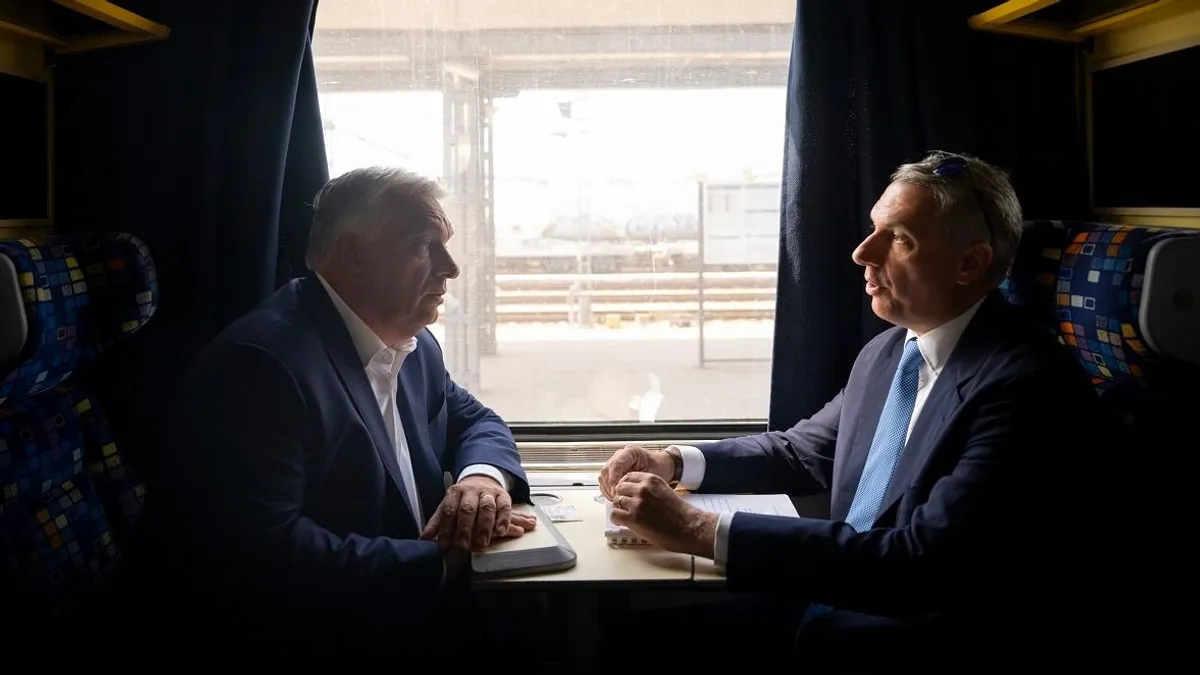 Rendhagyó Lázárinfó Orbán Viktorral a háborúellenes gyűlésen – kövesse élőben!