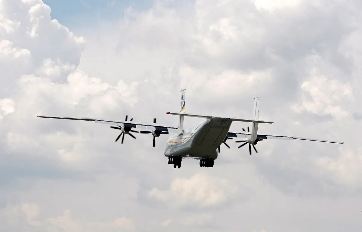 KIEV, UKRAINE - MAY 30: The aircraft "AN-22" ("Antaeus") takes off during a demonstration flight from the airfield "Svyatoshin" (Kiev) to the airport "Kyiv-Antonov" (Hostomel) in Kiev, Ukraine on May 30, 2016. Ukrainian aircraft "AN-22" is restored on the aircraft factory "Antonov" and returned to commercial operation. The "AN-22" is the world's first wide-body transport plane and the world's largest turbo-prop airplane. Vladimir Shtanko / Anadolu Agency (Photo by Vladimir Shtanko / ANADOLU AGENCY / Anadolu via AFP), tragédia