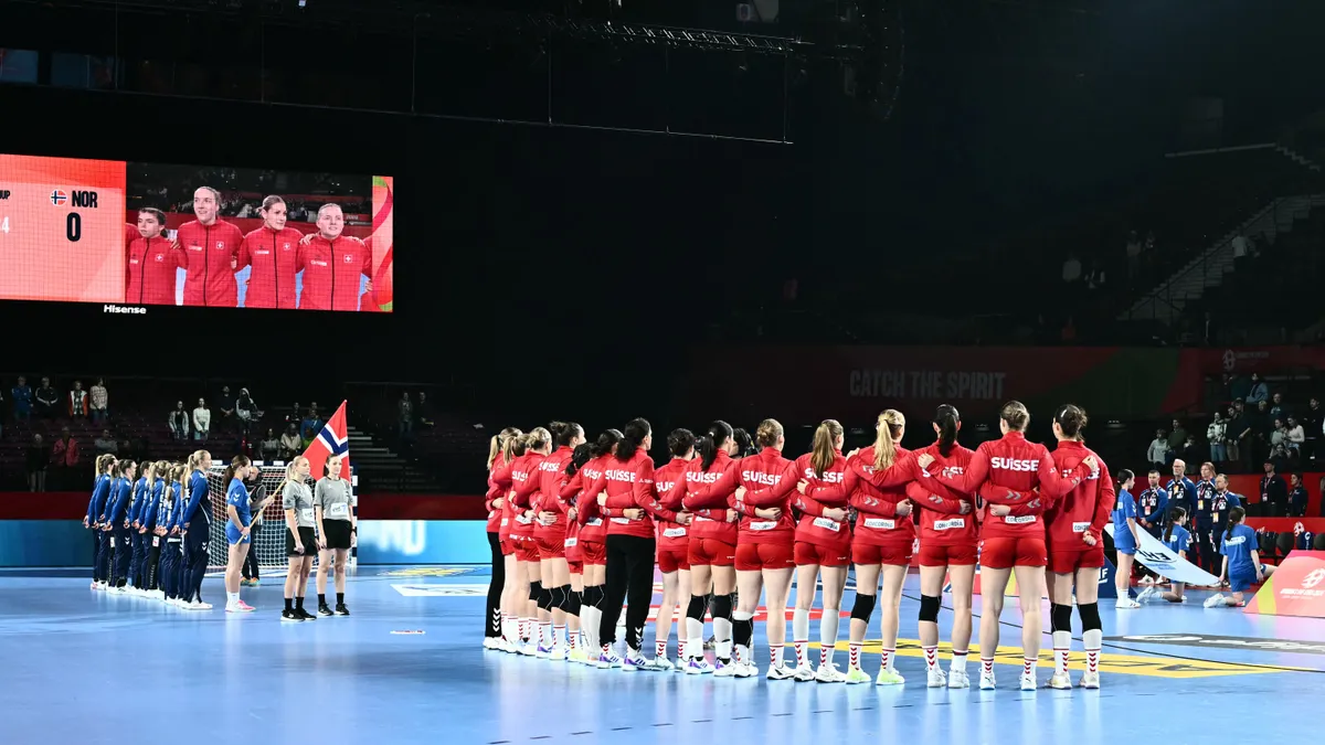 Teams line up prior to the start of the European Women's EHF EURO 2024 Handball Championship Group II main round match between Switzerland and Norway in Vienna, Austria, on December 11, 2024. (Photo by Joe Klamar / AFP), kézilabda