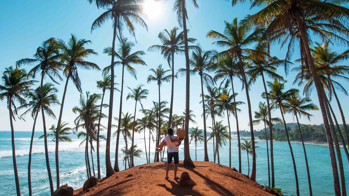 Srí Lanka, Loving couple at Coconut tree hill in Mirissa, Sri Lanka
