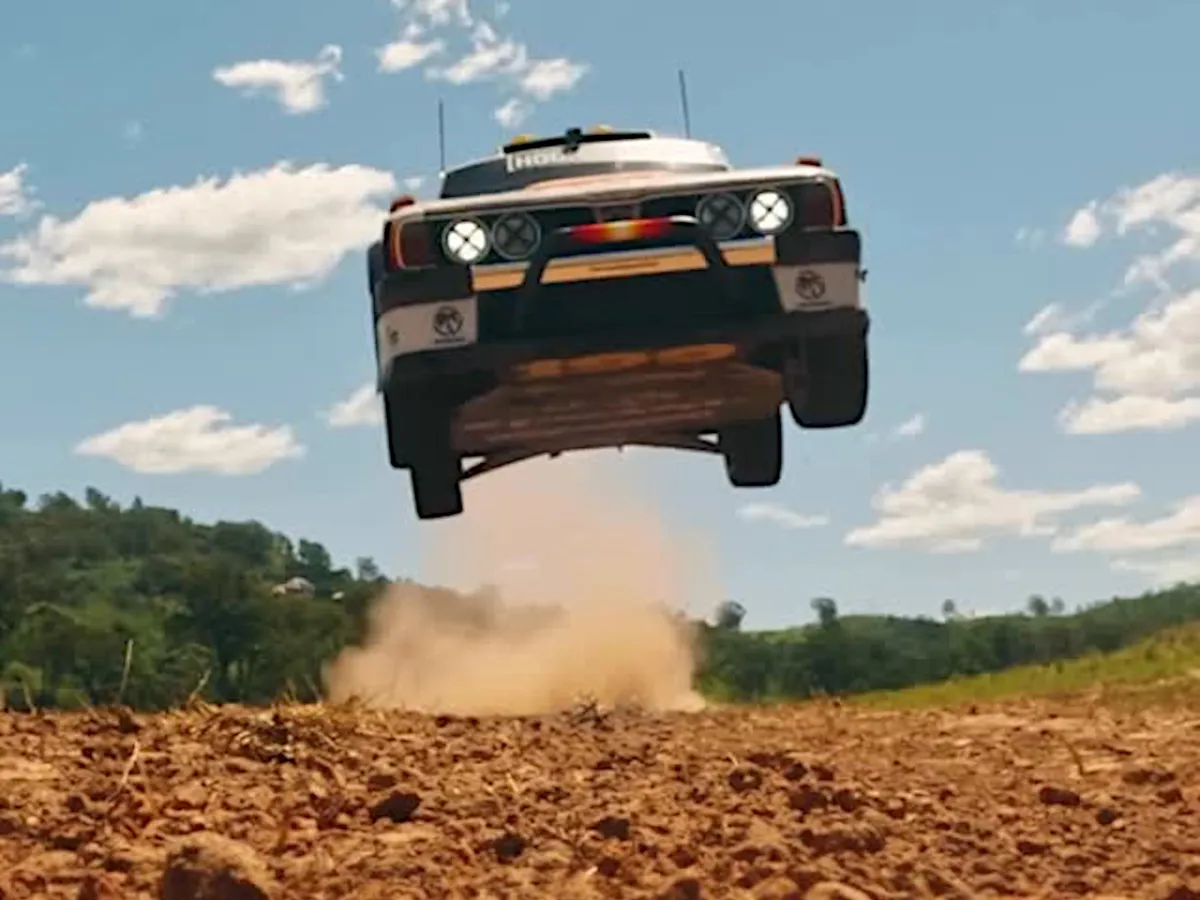 A levegőben repül a Gymkhana videó főszereplője, az ide épített Subaru Brat pickup.