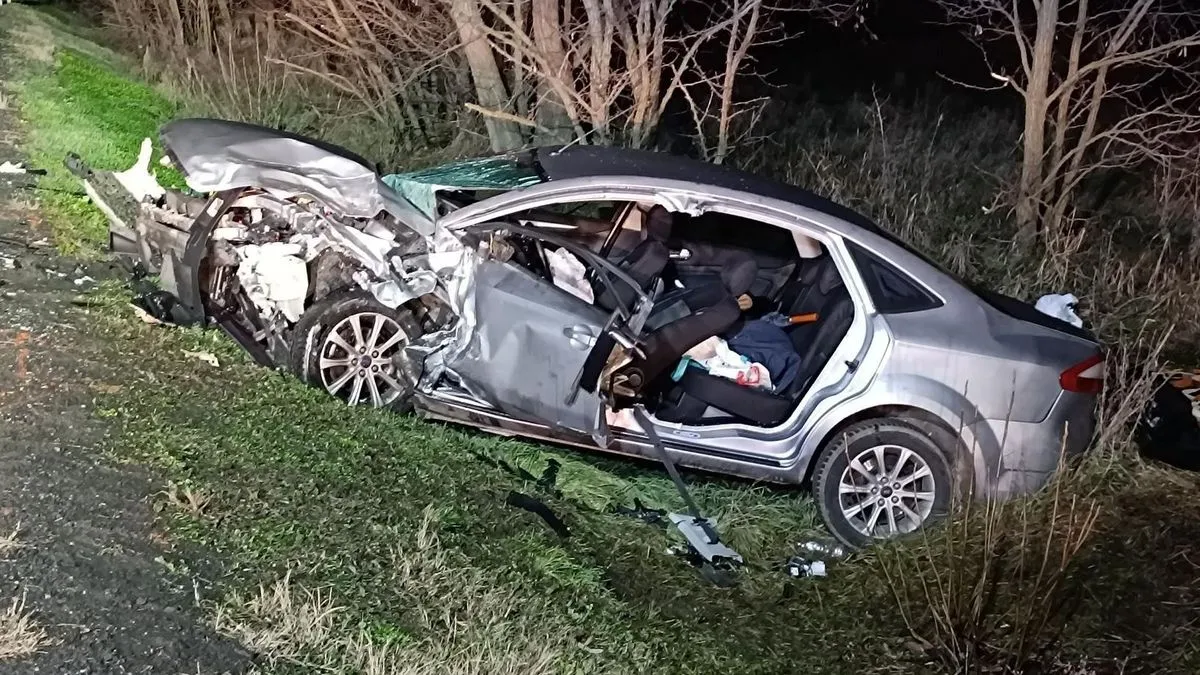 Szinte semmi sem maradt az árokba csúszott autóból a baleset után