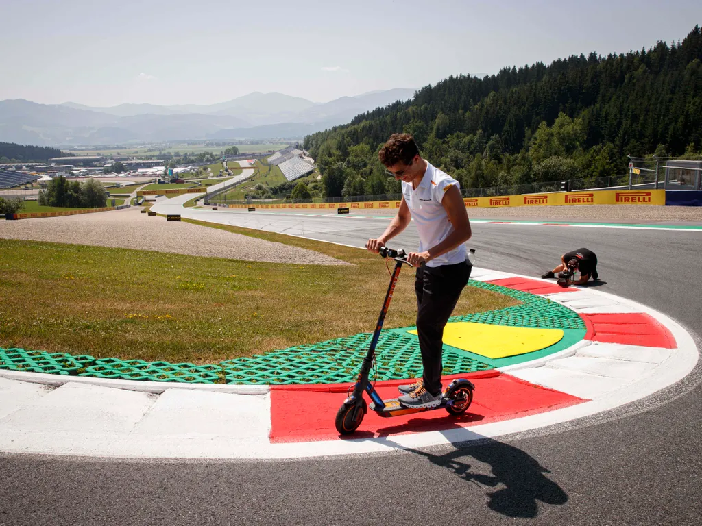 Lando Norris, LandoNorris, Spielberg, 2019. június 27.
Lando Norris, a McLaren brit versenyzője elektromos rollerrel tart pályabejárást a Forma-1-es autós gyorsasági világbajnokság Osztrák Nagydíjának otthont adó a spielbergi pályán 2019. június 27-én. A 