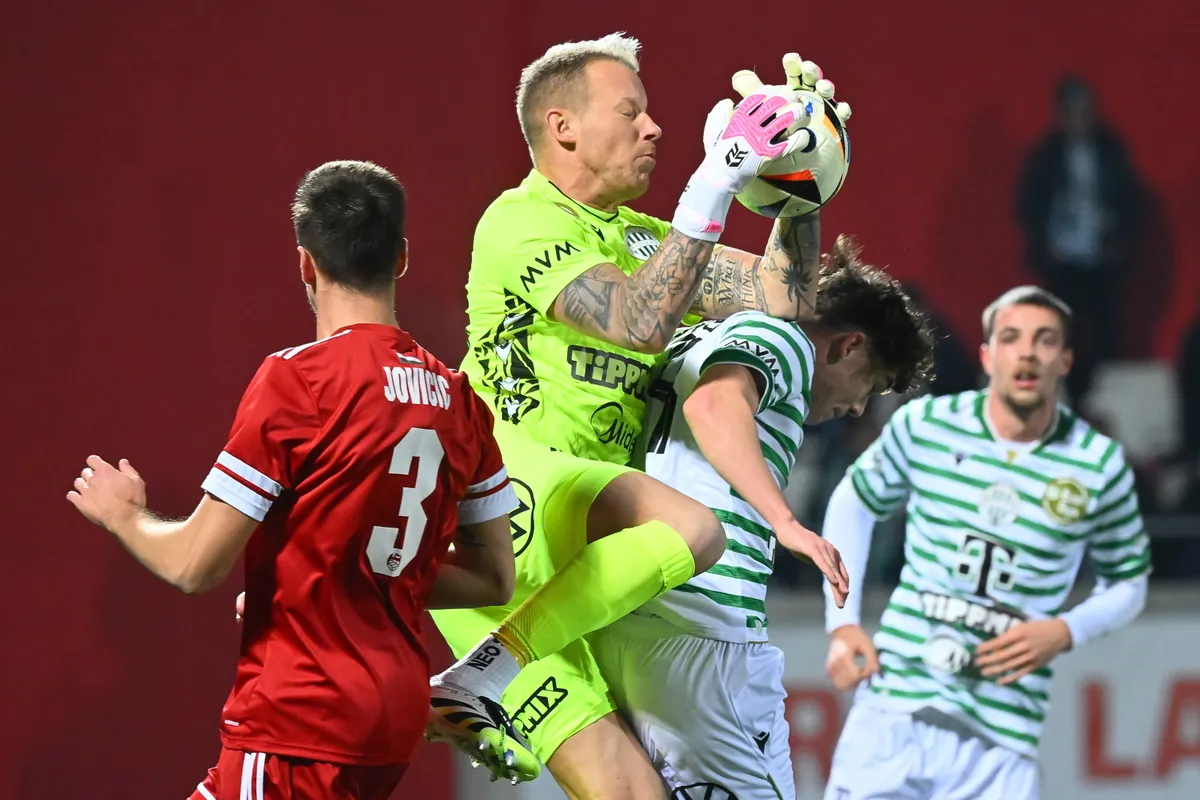 Kisvárda, 2025. december 4.
Aleksandar Jovicic (b), a Kisvárda valamint Gróf Dávid kapus (k) és Tóth Alex, a Ferencváros játékosa a Fizz Liga 5. fordulójából elhalasztott Kisvárda Master Good - Ferencvárosi TC mérkőzésen a kisvárdai Várkerti Stadionban 2025. december 4-én.
MTI/Czeglédi Zsolt