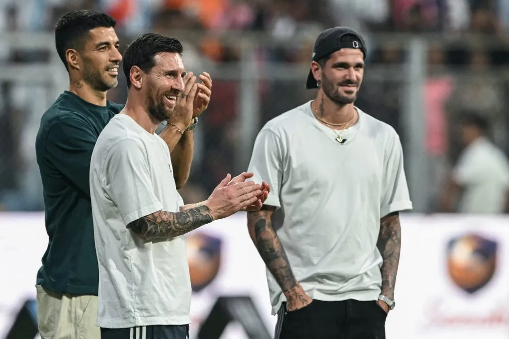 Lionel Messi, Rodrigo De Paul és Luis Suárez ezúttal utánpótlás korú futballisták edzésére látogatott el