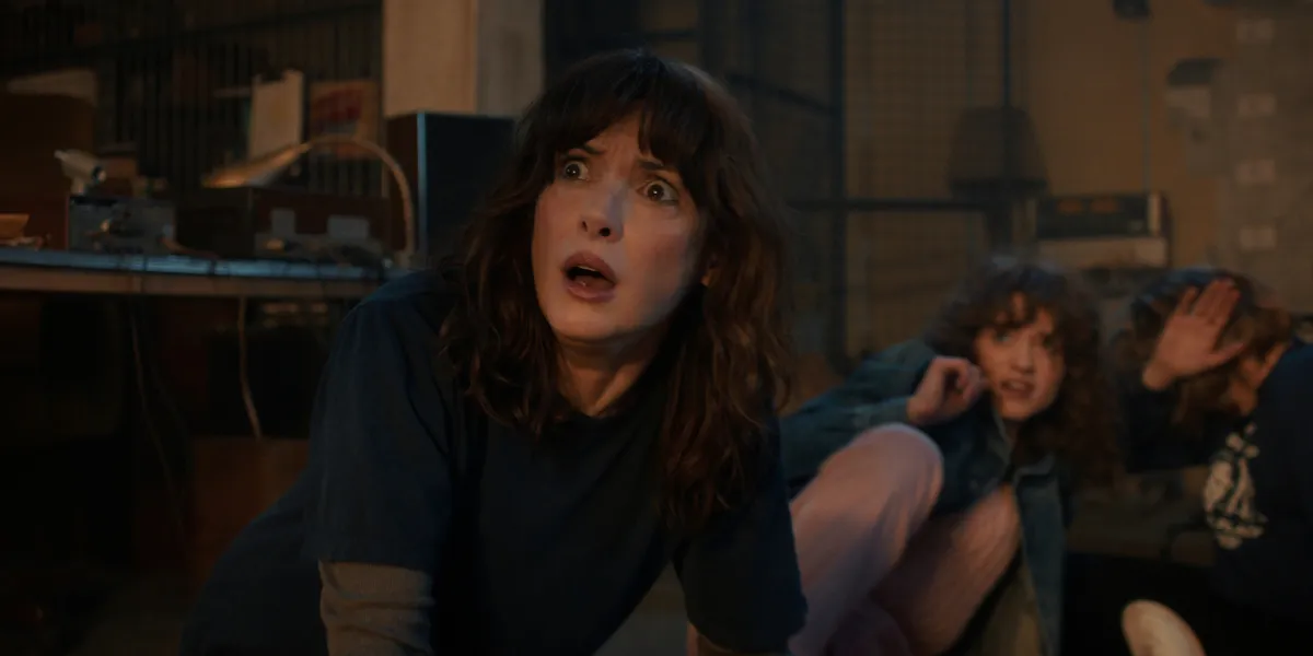 Winona Ryder Joyce szerepében a Stranger Things sorozatban.