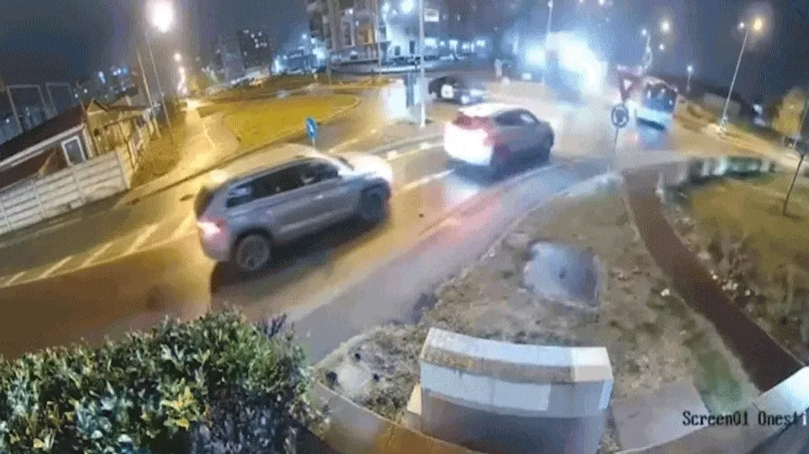 A kamerafelvételen látható a román körforgalmi baleset legdrámaibb pillanata, amikor a Mercedes a sziget peremének csapódva a levegőbe emelkedik és autók fölött repül át.