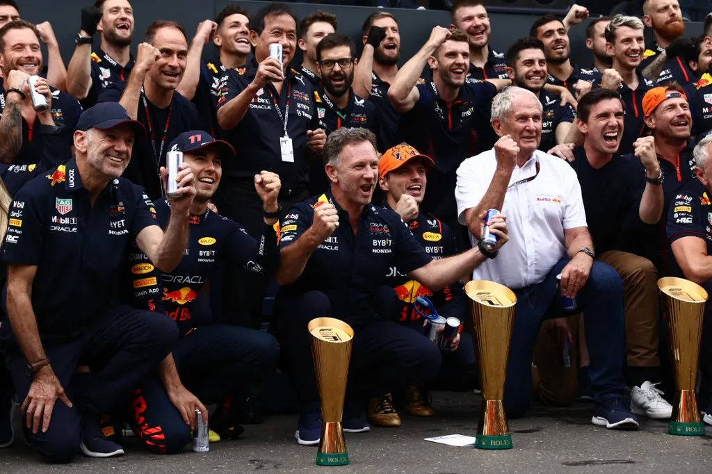 Adrian Newey, Sergio Perez, Christian Horner, Max Verstappen of Red Bull Racing and Helmut Marko pose for a photo with the team after the Formula 1 Austrian Grand Prix at Red Bull Ring in Spielberg, Austria on July 2, 2023. (Photo by Jakub Porzycki/NurPhoto) (Photo by Jakub Porzycki / NurPhoto via AFP)
