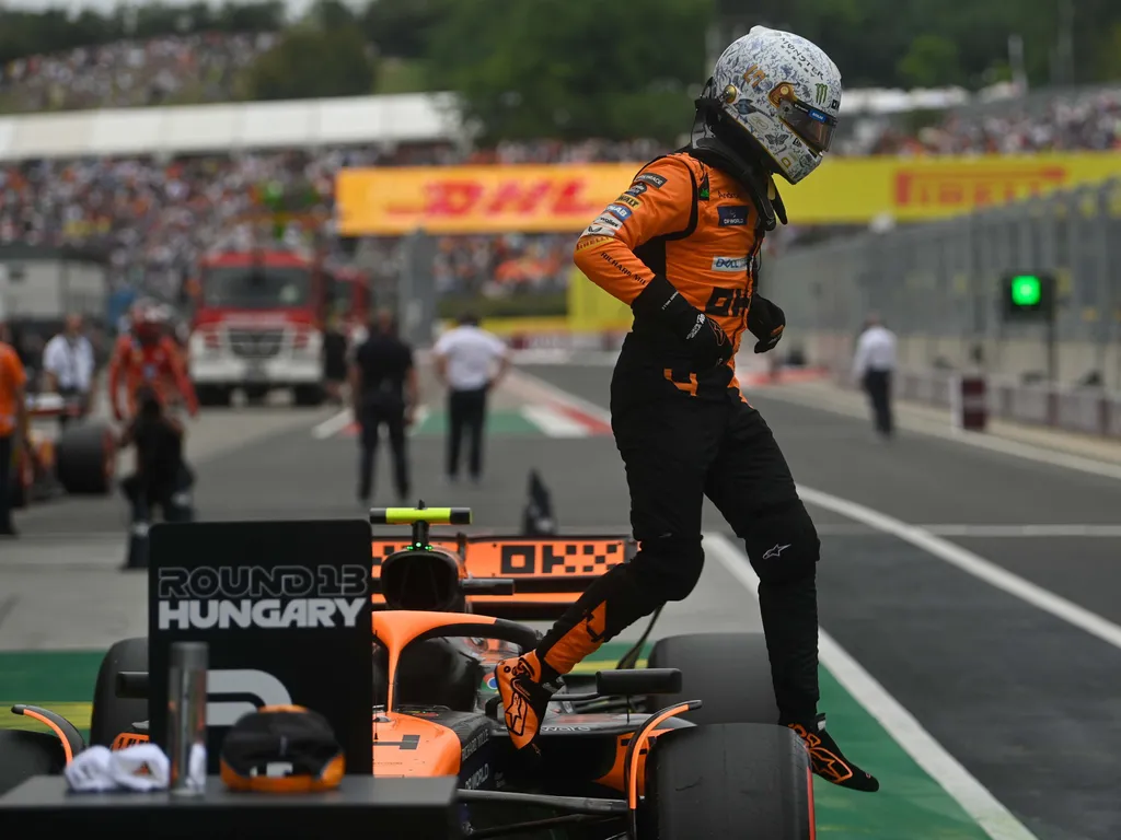 Lando Norris, LandoNorris, Mogyoród, 2024. július 20.
A győztes Lando Norris, a McLaren brit versenyzője a Forma-1-es Magyar Nagydíj időmérő edzése után a mogyoródi Hungaroringen 2024. július 20-án.
MTI/Balogh Zoltán