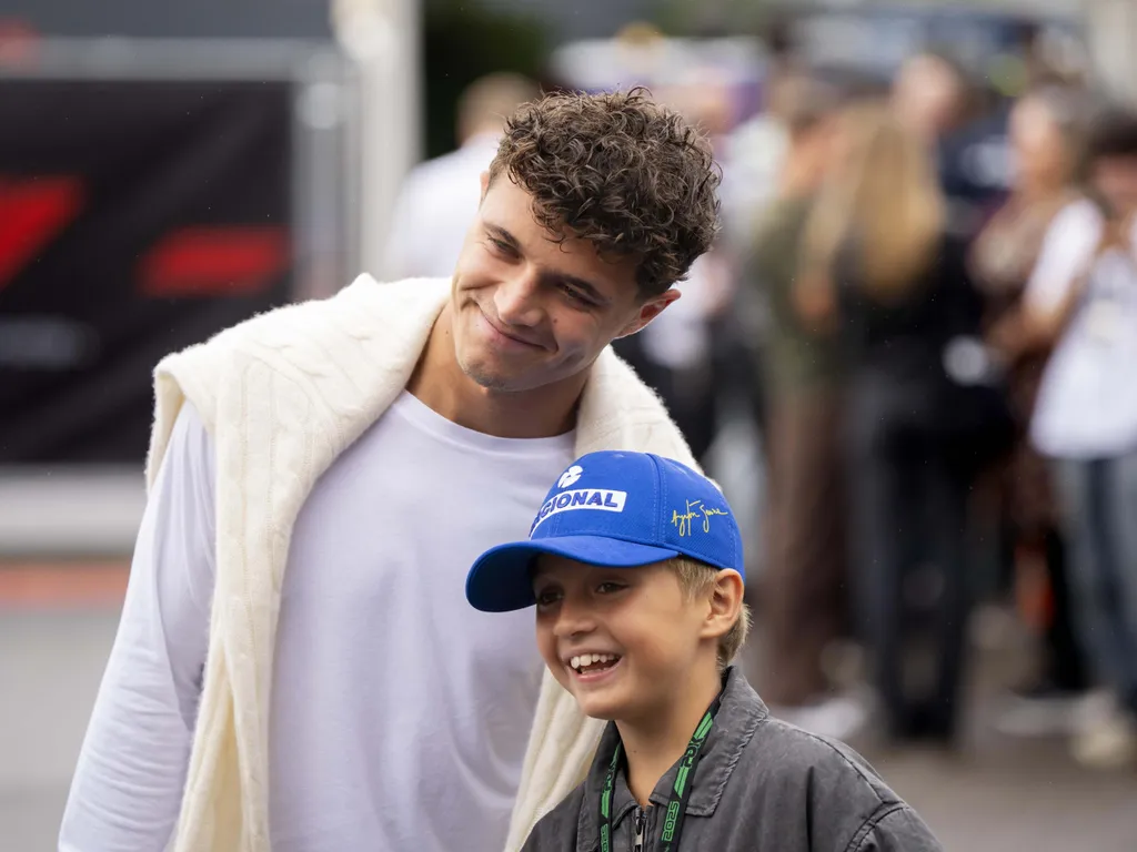 Lando Norris, LandoNorris, Zandvoort, 2025. augusztus 28.
Lando Norris, a McLaren brit versenyzője egyik fiatal rajongója társaságában a Forma-1-es autós gyorsasági világbajnokság Holland Nagydíjának otthont adó zandvoorti pályán 2025. augusztus 28-án. A 