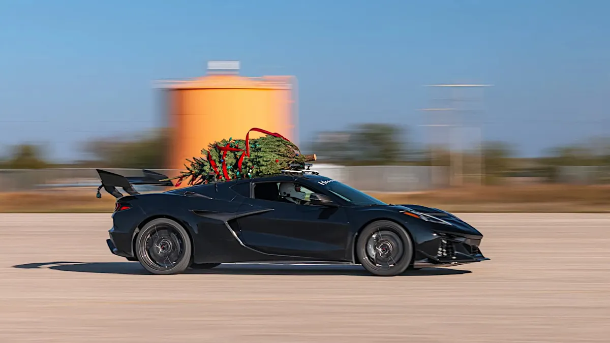 Kifutópályán száguld a Corvette ZR1, tetején karácsonyfa.