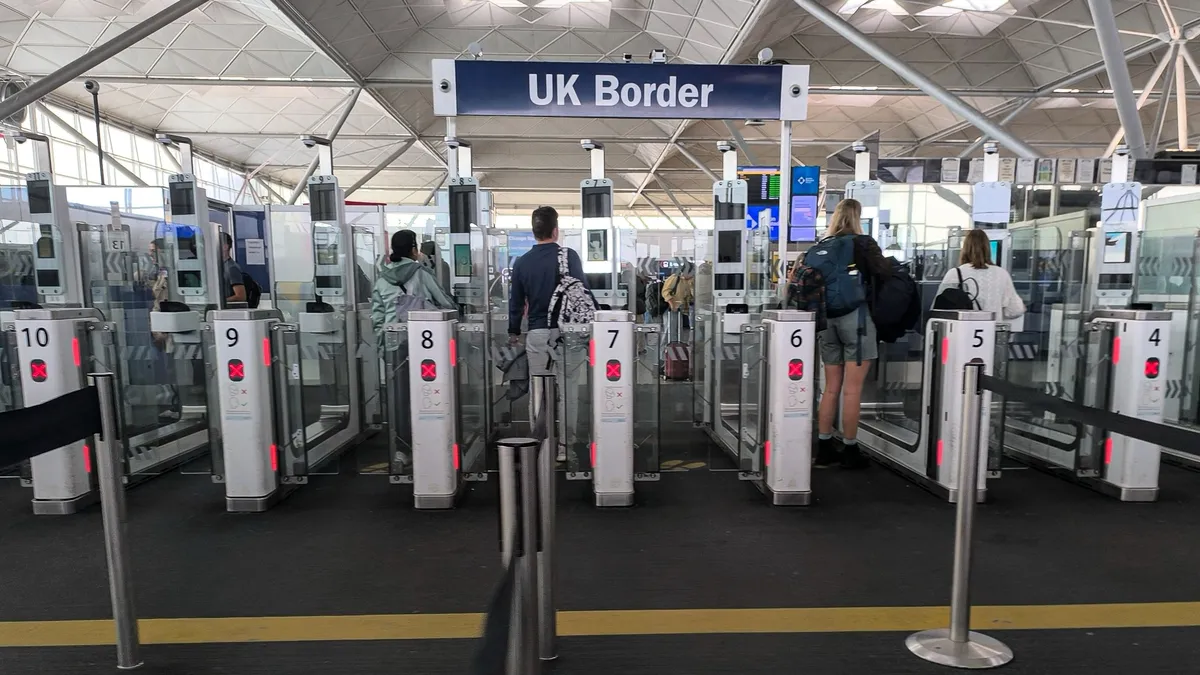 Szexbotrány a Premier League-ben: a reptéren tartóztatták le a korább angol válogatott focistát