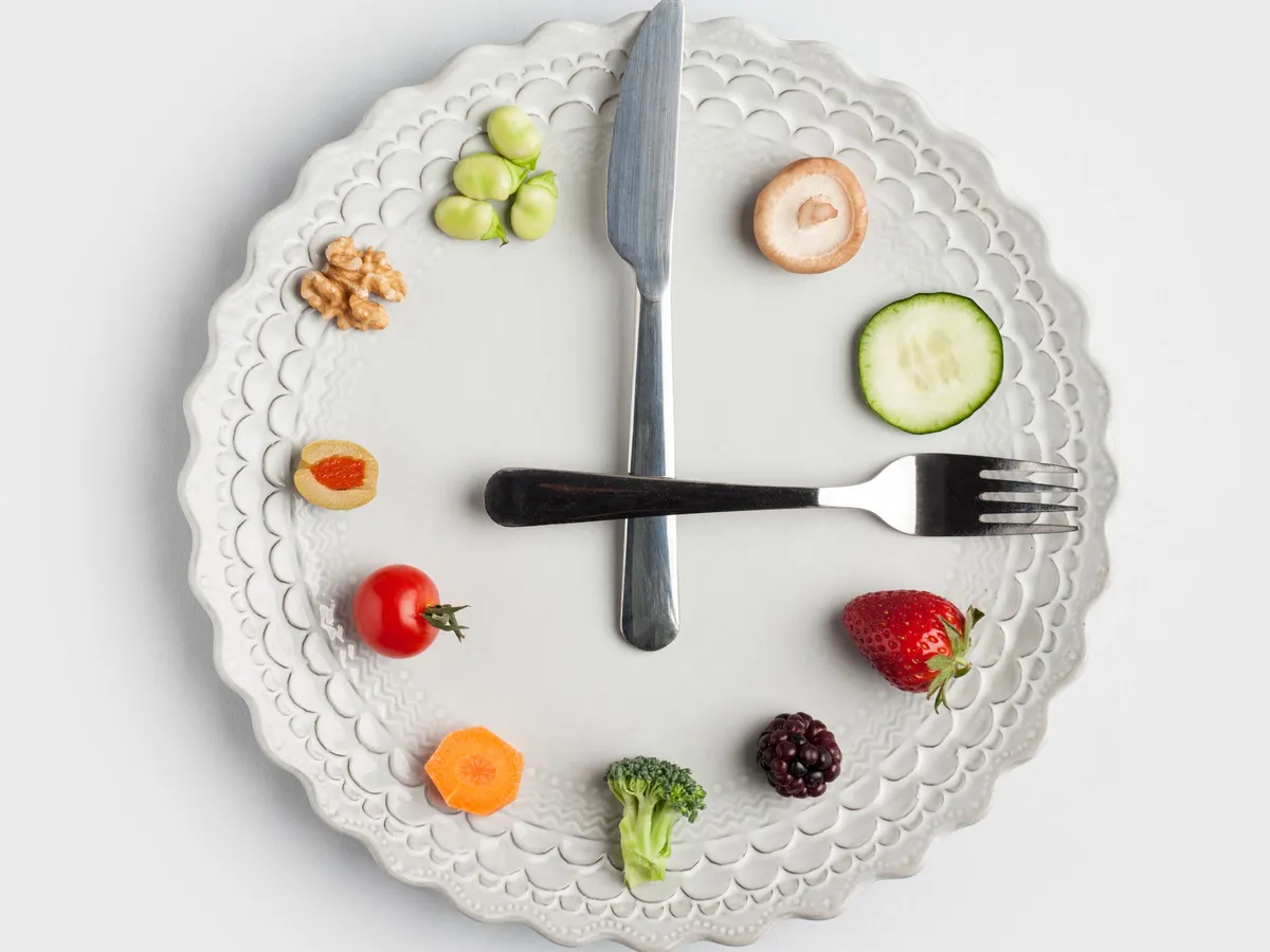 böjt Conceptual image of a food clock. (Photo by CRISTINA PEDRAZZINI/SCIENCE PHOT / CPD / Science Photo Library via AFP)
