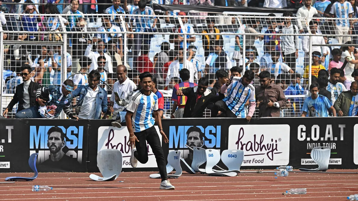 Messi miatt őrjöngtek, székeket hajigáltak a pályára