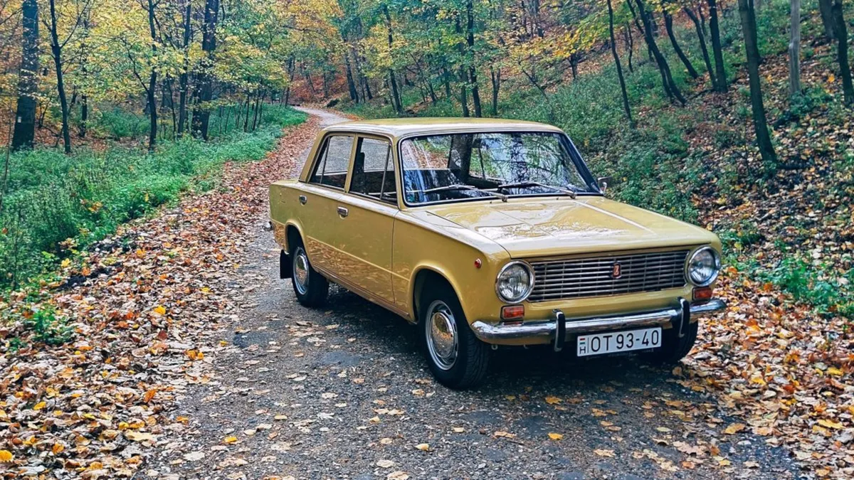 A felújított Lada 2101 parkol egy erdei úton.