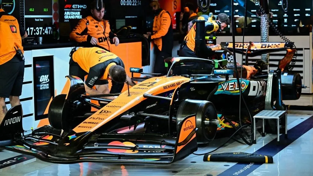 Mechanics work on McLaren's British driver Lando Norris' car before the start of the qualifying session ahead of the Abu Dhabi Formula One Grand Prix at the Yas Marina Circuit in Abu Dhabi on December 6, 2025. (Photo by Giuseppe CACACE / AFP)