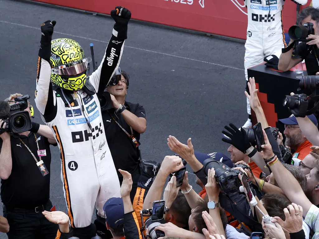 Lando Norris, LandoNorris, Monaco, 2025. május 25.
Lando Norris, a McLaren brit versenyzője, miután győzött a Forma-1-es autós gyorsasági világbajnokság Monacói Nagydíján a monacói utcai versenypályán 2025. május 25-én.
MTI/EPA/Yoan Valat