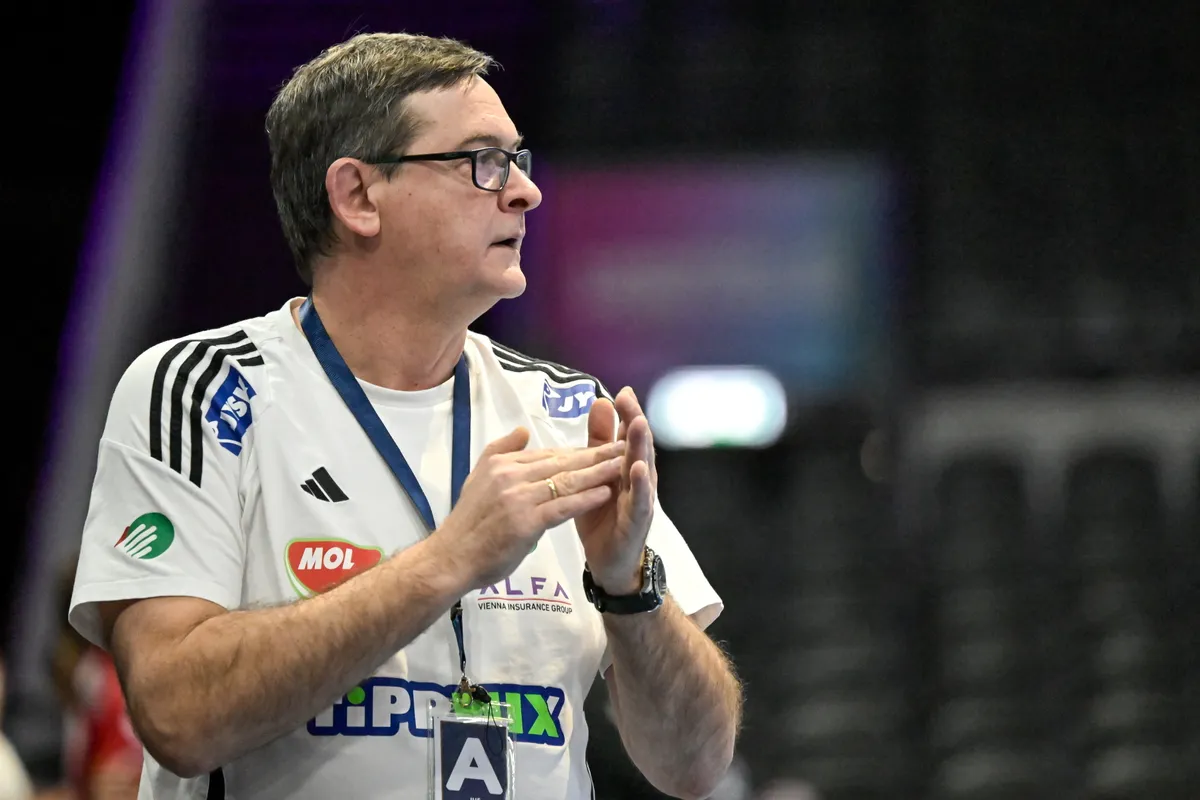 Rotterdam, 2025. december 5.
Golovin Vlagyimir szövetségi kapitány a német-holland közös rendezésű női kézilabda-világbajnokság középdöntőjének 2. fordulójában játszott Japán - Magyarország mérkőzésen Rotterdamban 2025. december 5-én.
MTI/Szigetváry Zsolt