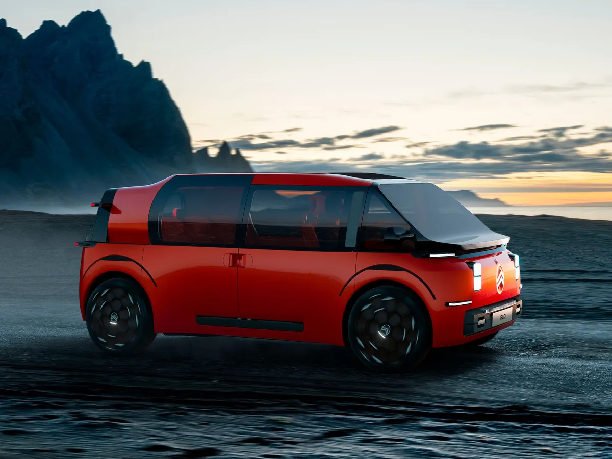 A Citroen ELO egyterű-tanulmány halad egy homokos fövenyen.