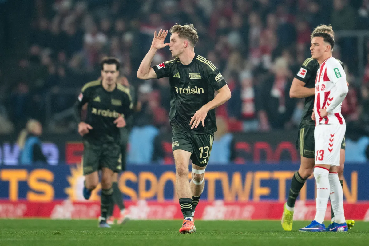 20 December 2025, North Rhine-Westphalia, Cologne: Soccer: Bundesliga, 1. FC Köln - 1. FC Union Berlin, Matchday 15, RheinEnergieStadion. Goalscorer András Schäfer (1. FC Union Berlin) celebrates after his goal for the 1:0 lead. Photo: Marius Becker/dpa - IMPORTANT NOTE: In accordance with the regulations of the DFL German Football League and the DFB German Football Association, it is prohibited to utilize or have utilized photographs taken in the stadium and/or of the match in the form of sequential images and/or video-like photo series. (Photo by MARIUS BECKER / dpa Picture-Alliance via AFP)