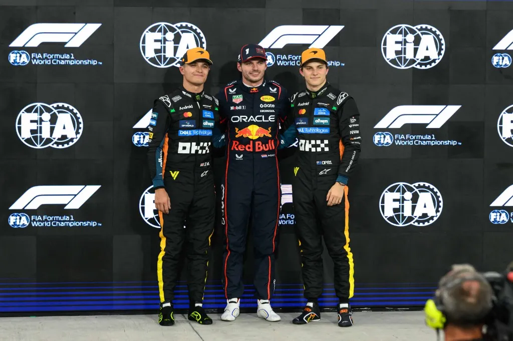 Az utolsó futam előtt Lando Norris, Max Verstappen és Oscar Piastri (b–j) pályázott a Forma-1 2025-ös világbajnoki címére
