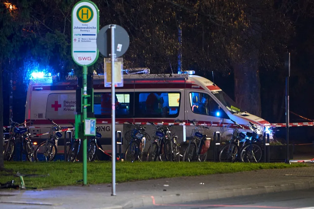 Miközben a tartományi belügyminiszter a karácsonyi vásárok biztonságosságát bizonygatja és az elkövetőt mentegeti, egy nőn életmentő műtétet kellett végrehajtani